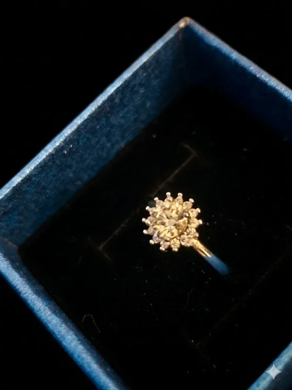 Anillo halo de piedra clara presentado en una caja azul