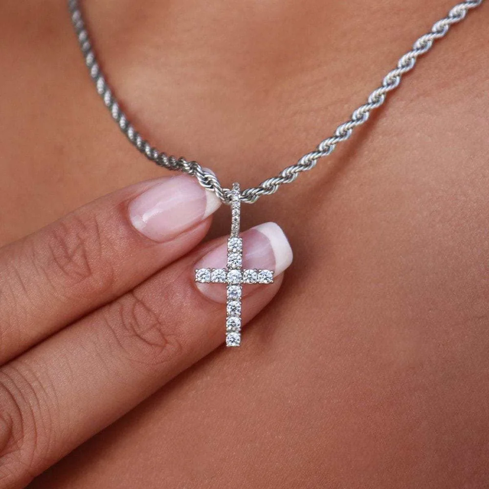 Colgante cruz de moissanita de 2 mm de Miles Jewellery