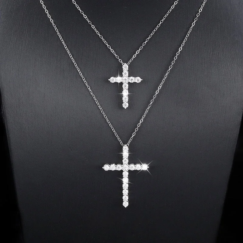 Collares de cruz de moissanita de Miles Jewellery en dos tamaños