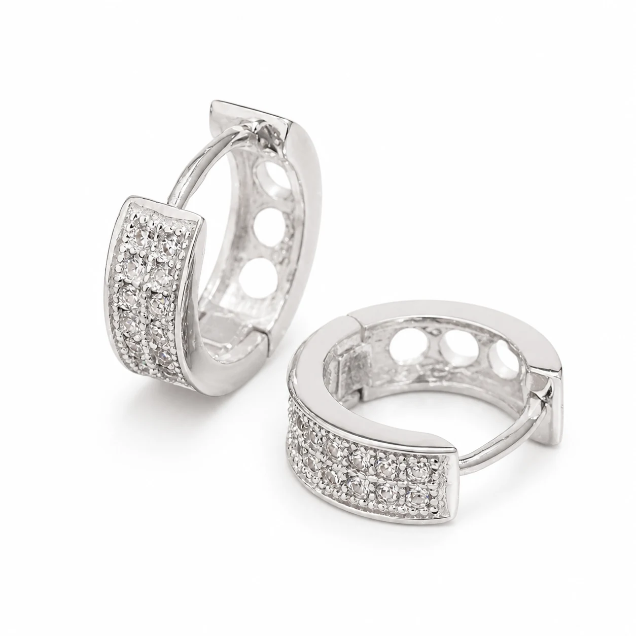 Pareja de pendientes huggie de dos hileras de moissanita en plata 925