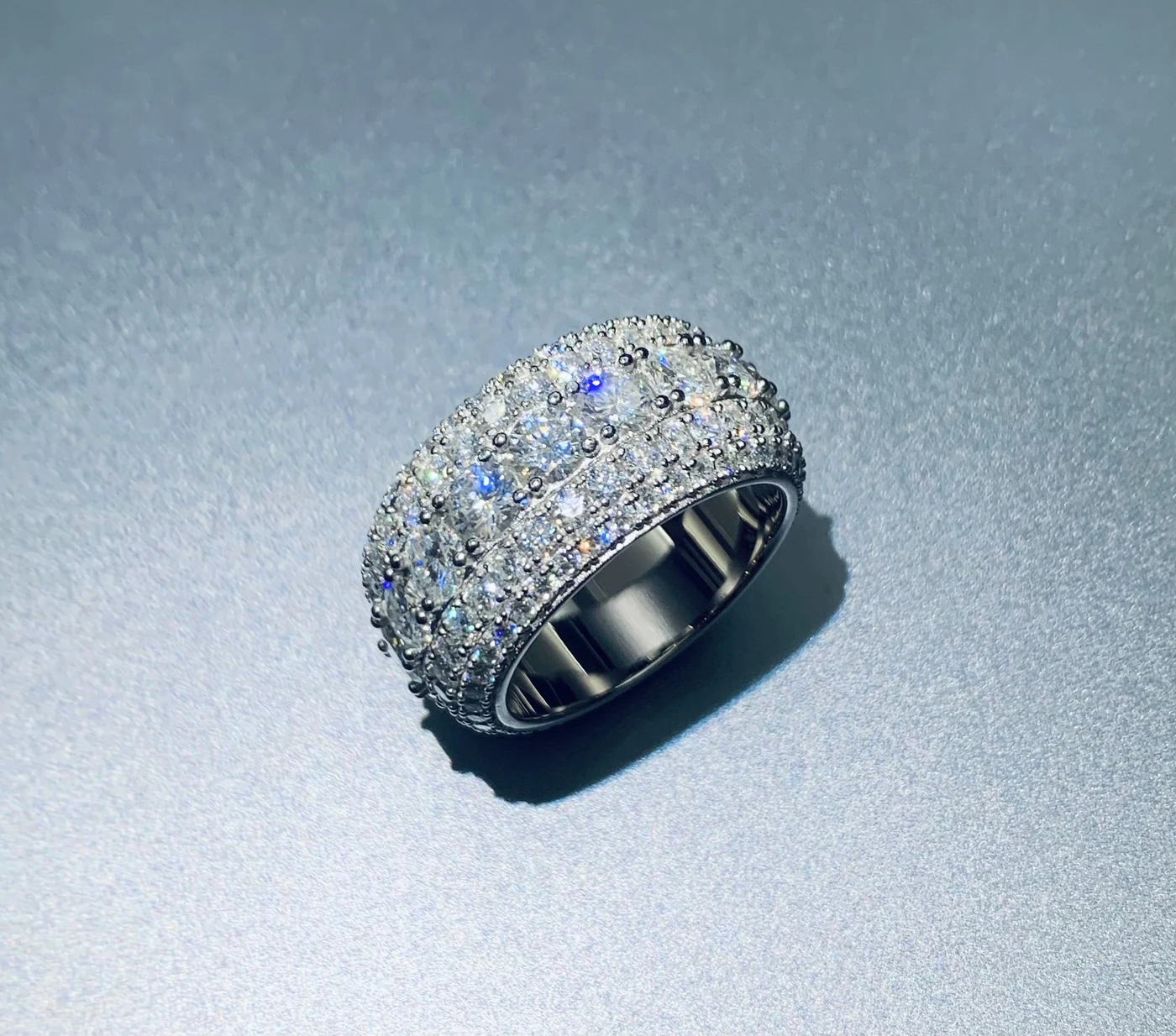 Anillo ancho de moissanita en plata 925 de 13 mm