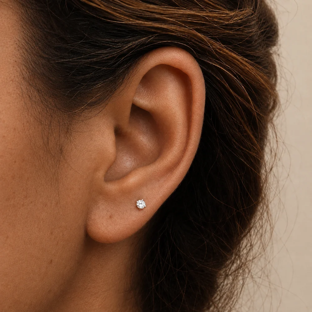 Pendiente de moissanita de 3 mm llevado en la oreja