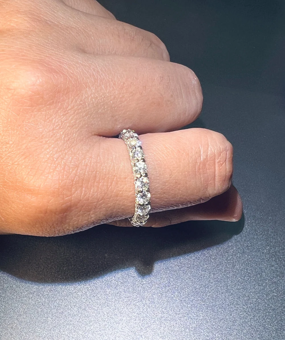 Anillo fino de moissanita de 3 mm llevado en un dedo